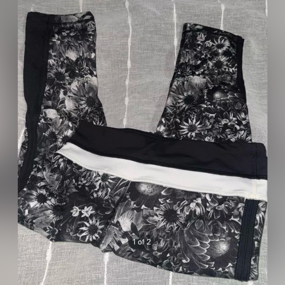 Lululemon Up The Pace Crop Size 4 Flowabunga Black White Flowers Floral Capri